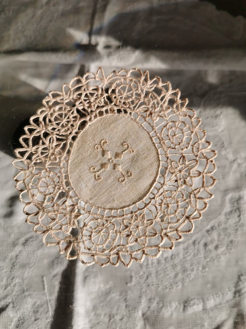 アンティーク イタリア レティシアレース刺繍 花のニードルワーク リネンドイリー