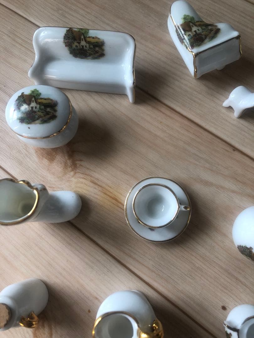 ミニチュアコレクション木製ケース付き、陶器セット　壁掛け、置き