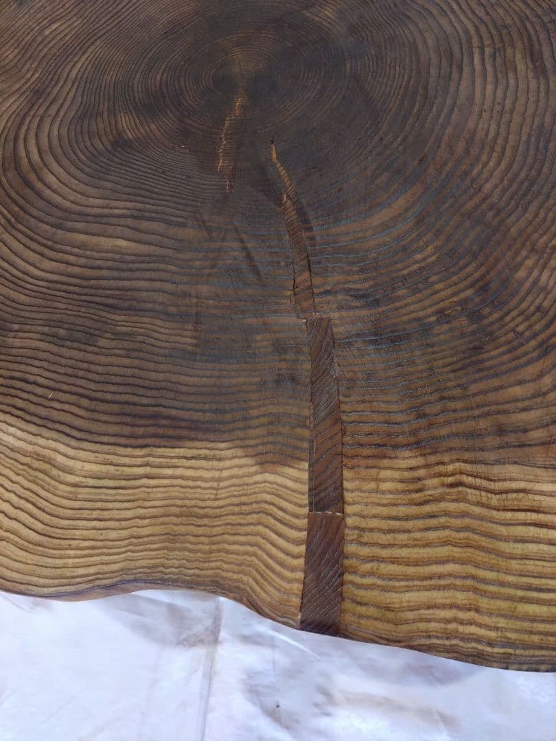 杉の輪切のローテーブル㉙　樹齢約100年の杉の自然木の年輪❕３本脚は太い檜を使用