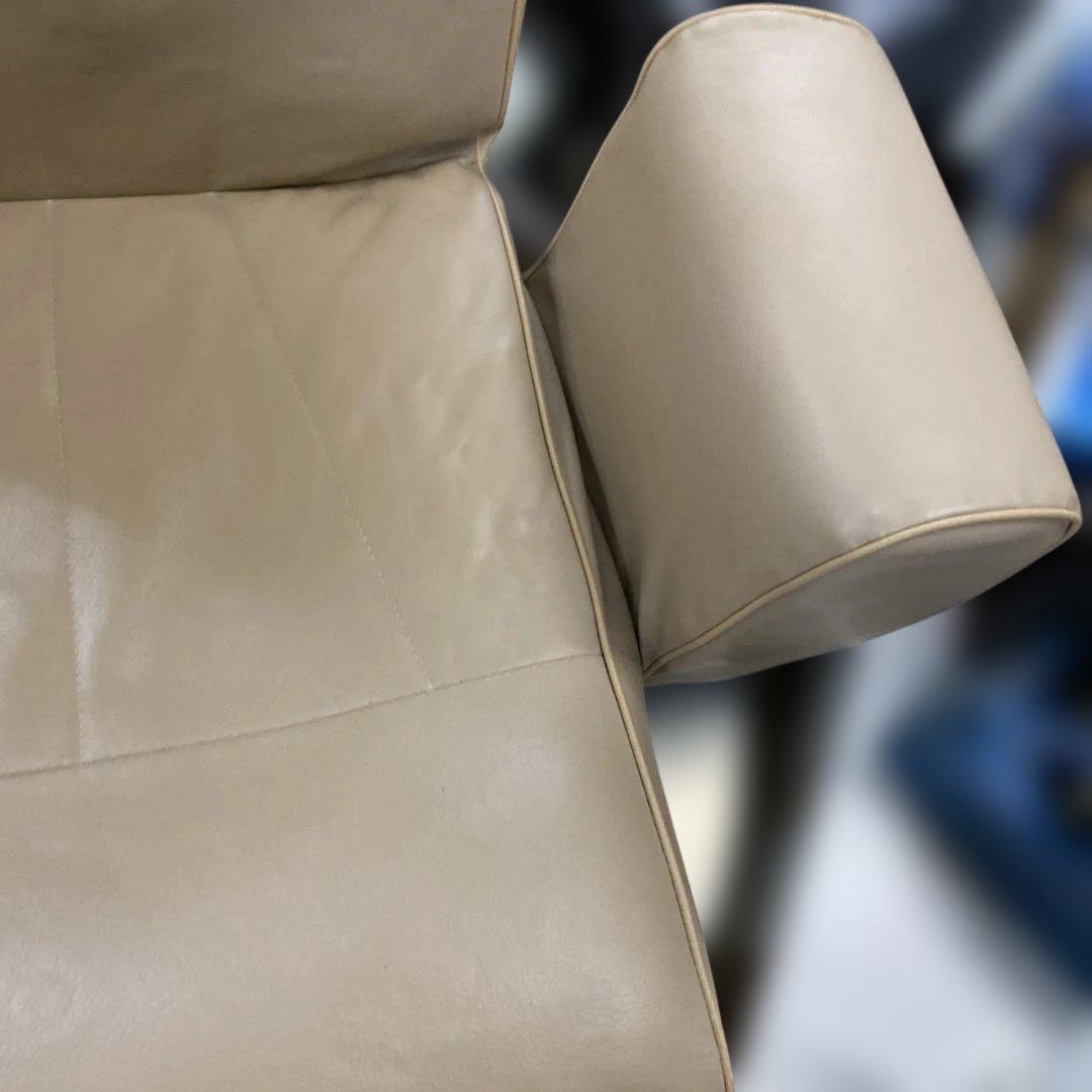 ベージュ アームレスト付き回転座椅子 リクライニング式