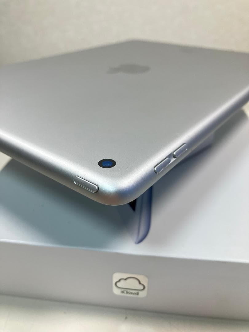 iPad 第9世代　64GB シルバー　Wi-Fiモデル　4点付属品付