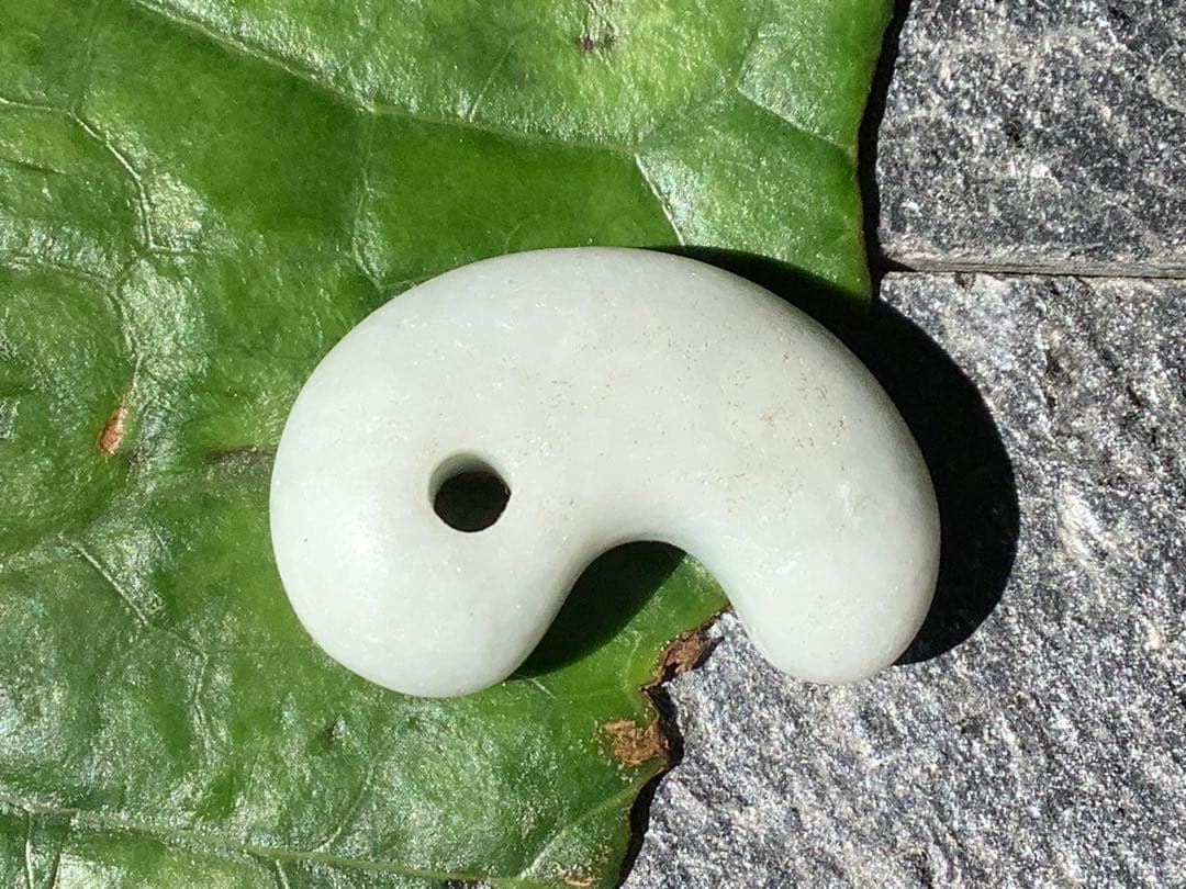 ✳ 20万円以上の品質‼️ 糸魚川翡翠勾玉　透過抜群　開運本物守護石　鑑別書付を‼️