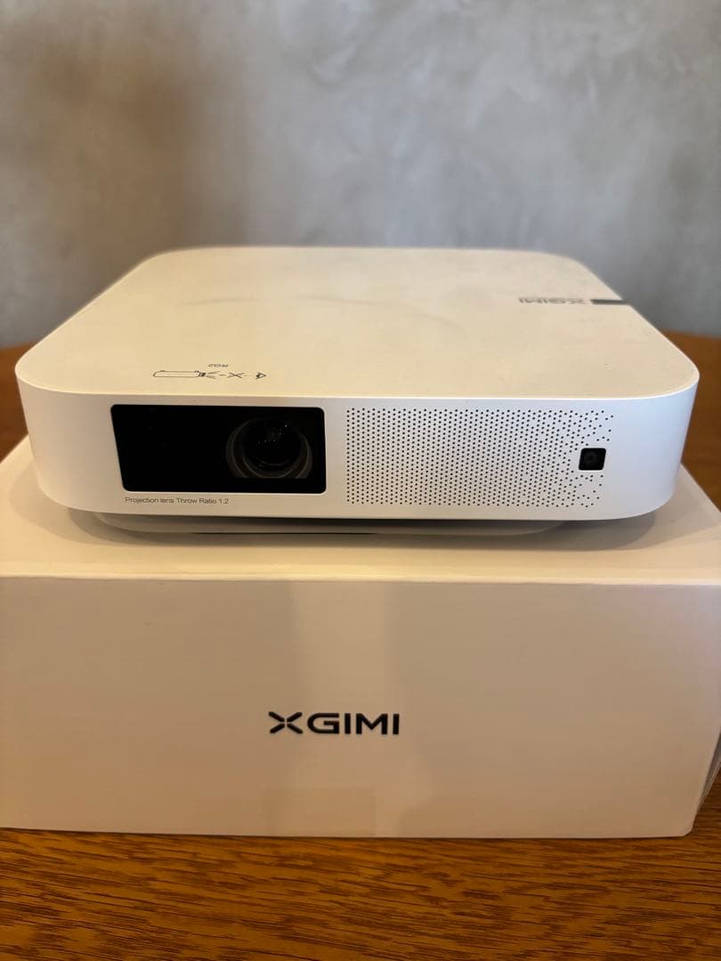 XGIMI Elfin プロジェクター本体（マンフロットミニ三脚付き）