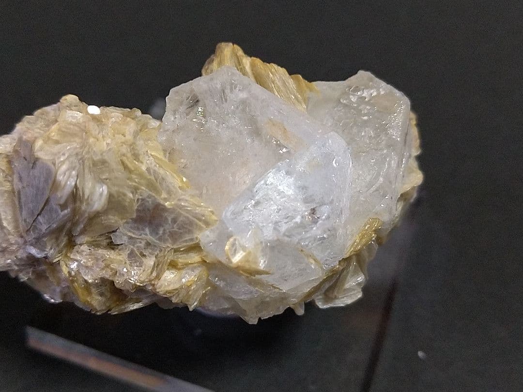 鉱物標本 ゴシェナイト 緑柱石 パキスタン産 母岩付き 原石