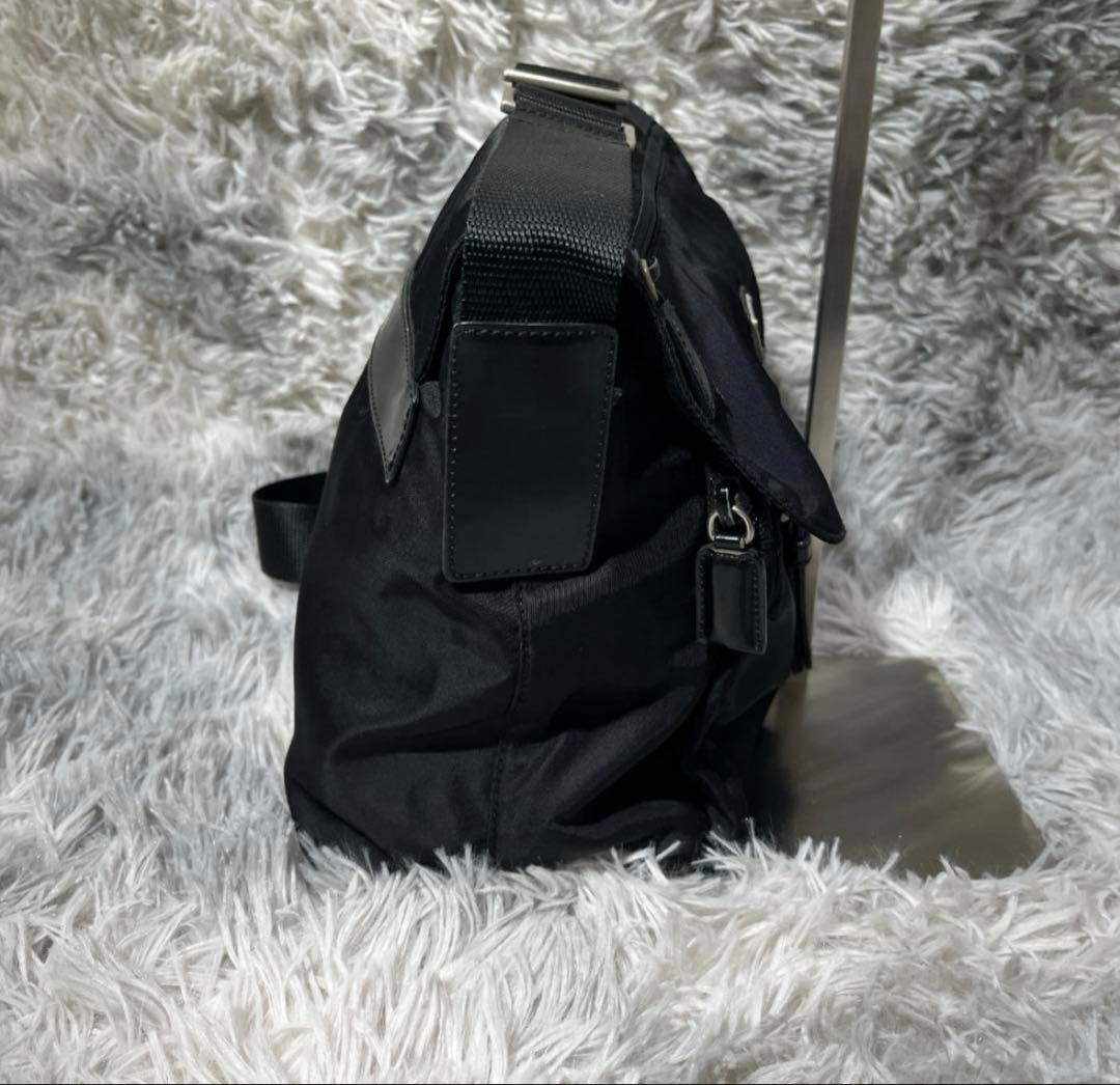 プラダ　ＰＲＡＤＡ　ショルダーバッグ　ナイロン　カメラバッグ　三角ロゴ