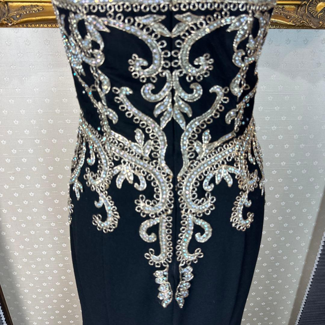 エレガントなブラックハイネックドレス