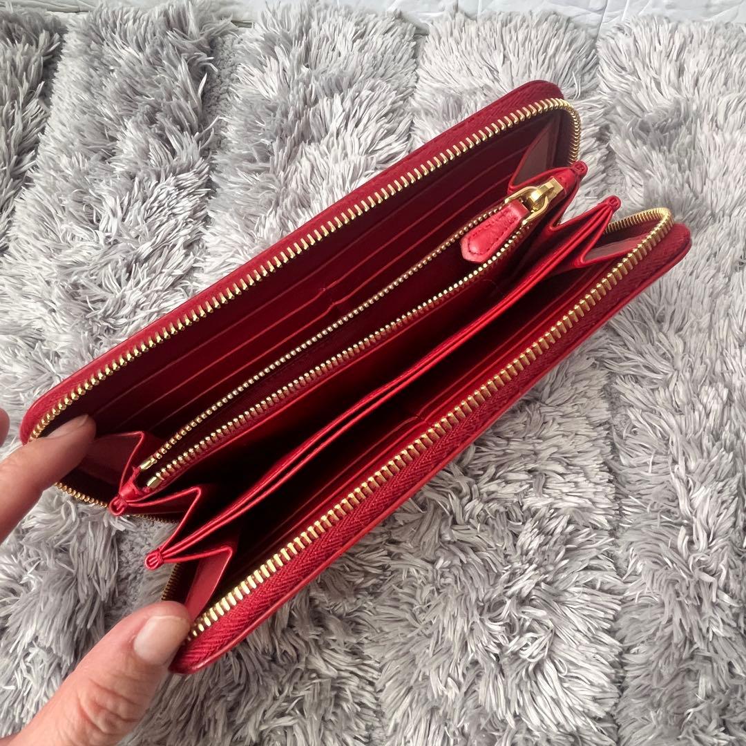 極美品✨PRADA ラウンドファスナー　三角ロゴ　シボレザー　レッド　レディース