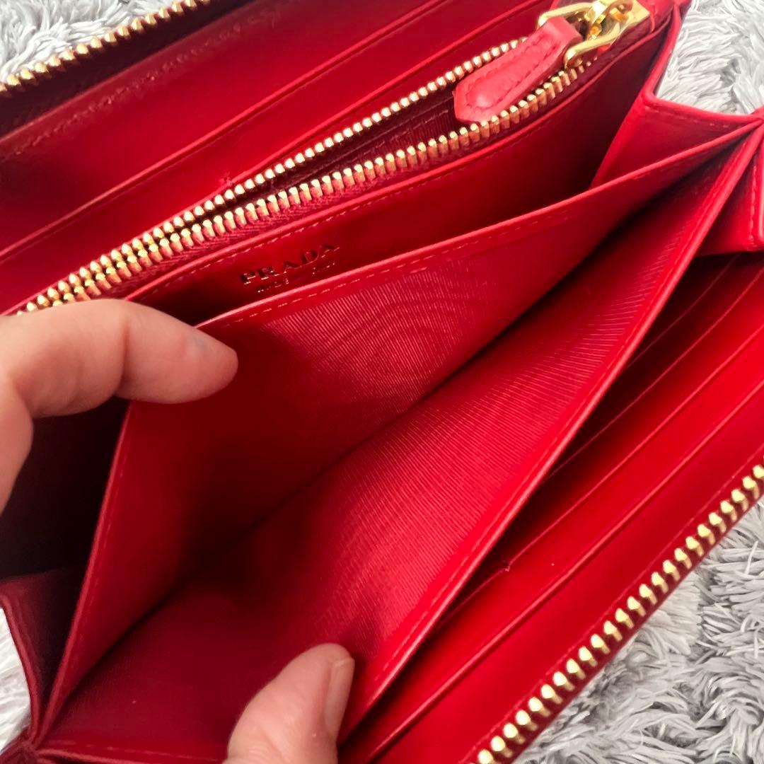 極美品✨PRADA ラウンドファスナー　三角ロゴ　シボレザー　レッド　レディース