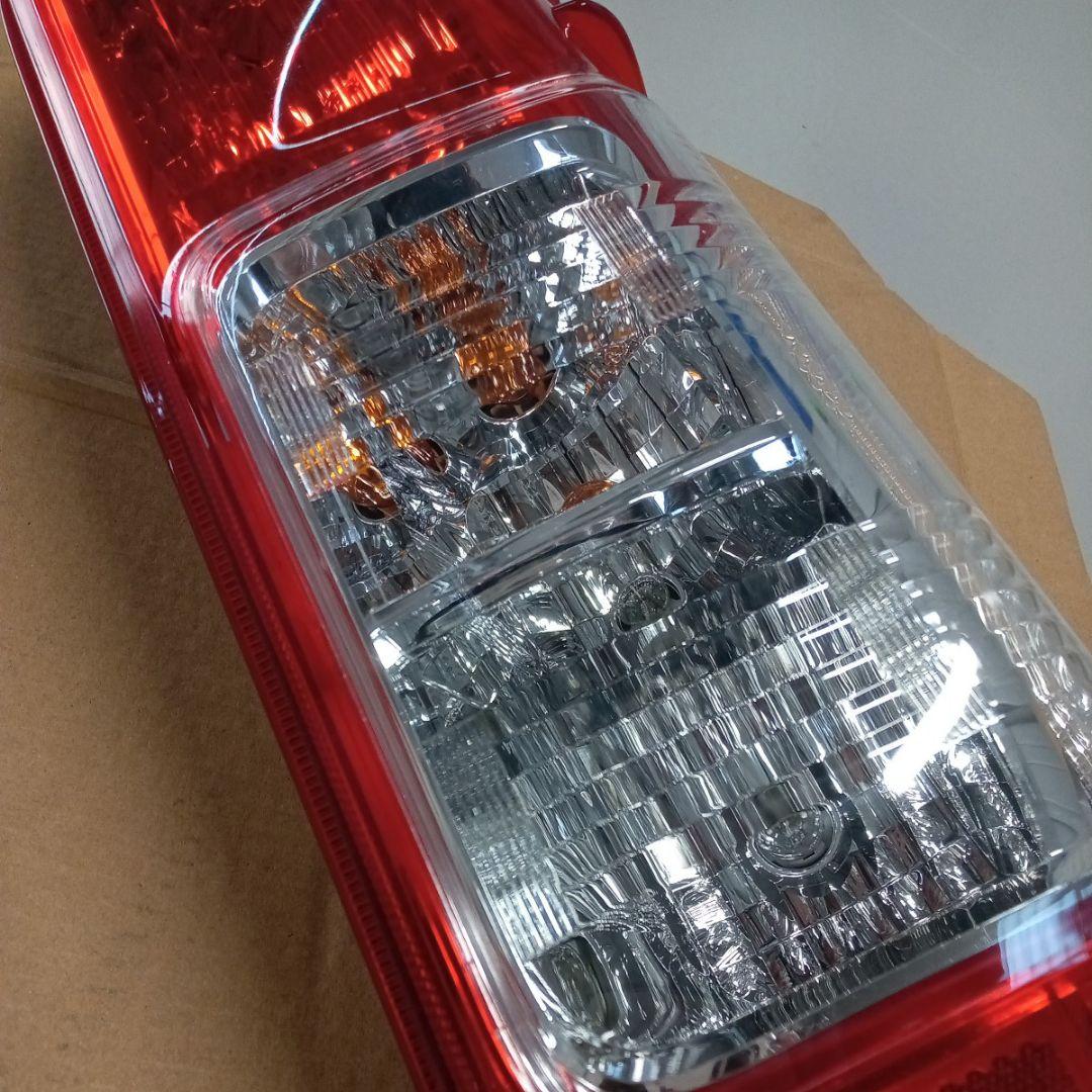 【新車外し】【送料無料】トヨタ 200系ハイエース純正後期テールランプ 右側 ⑤