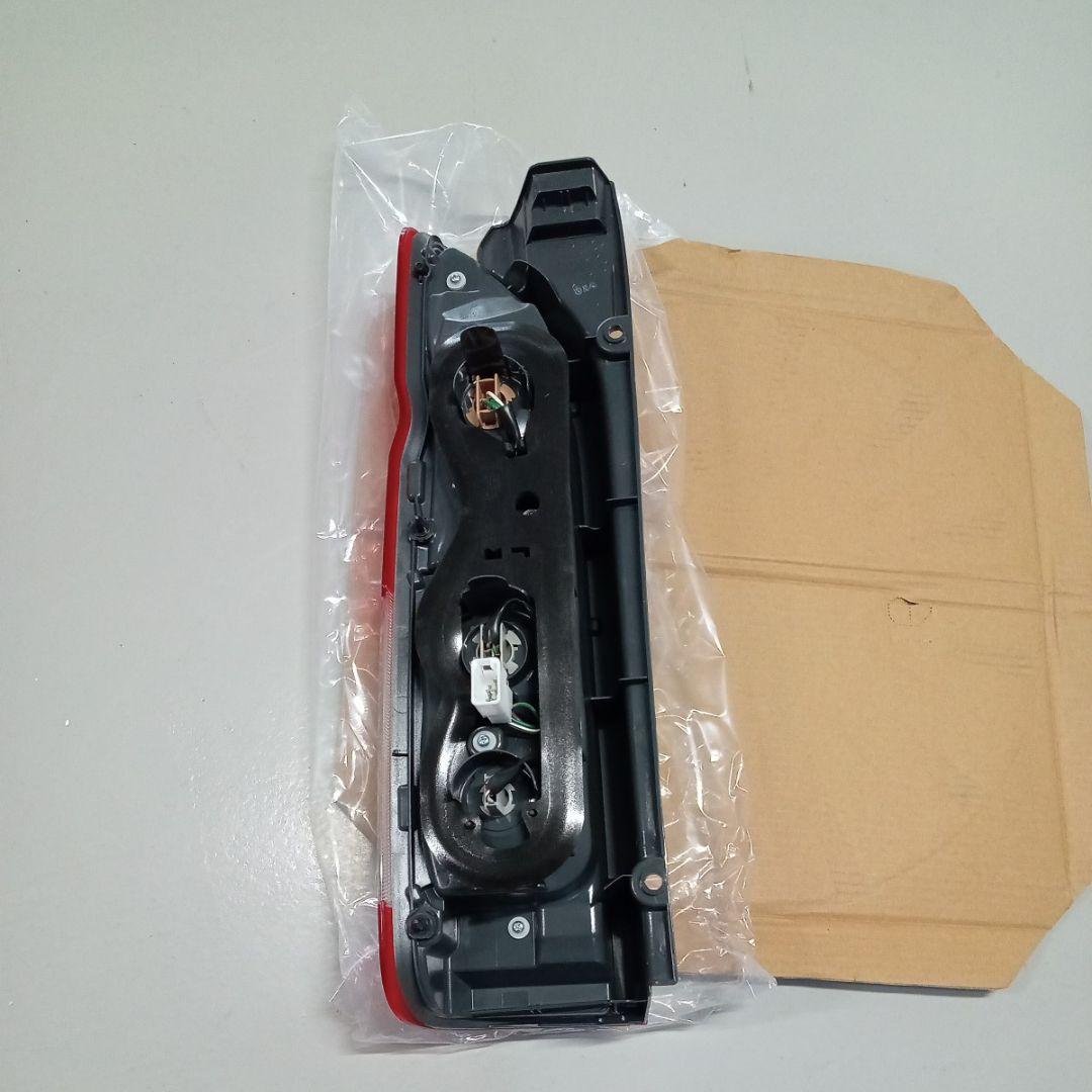 【新車外し】【送料無料】トヨタ 200系ハイエース純正後期テールランプ 右側 ⑤