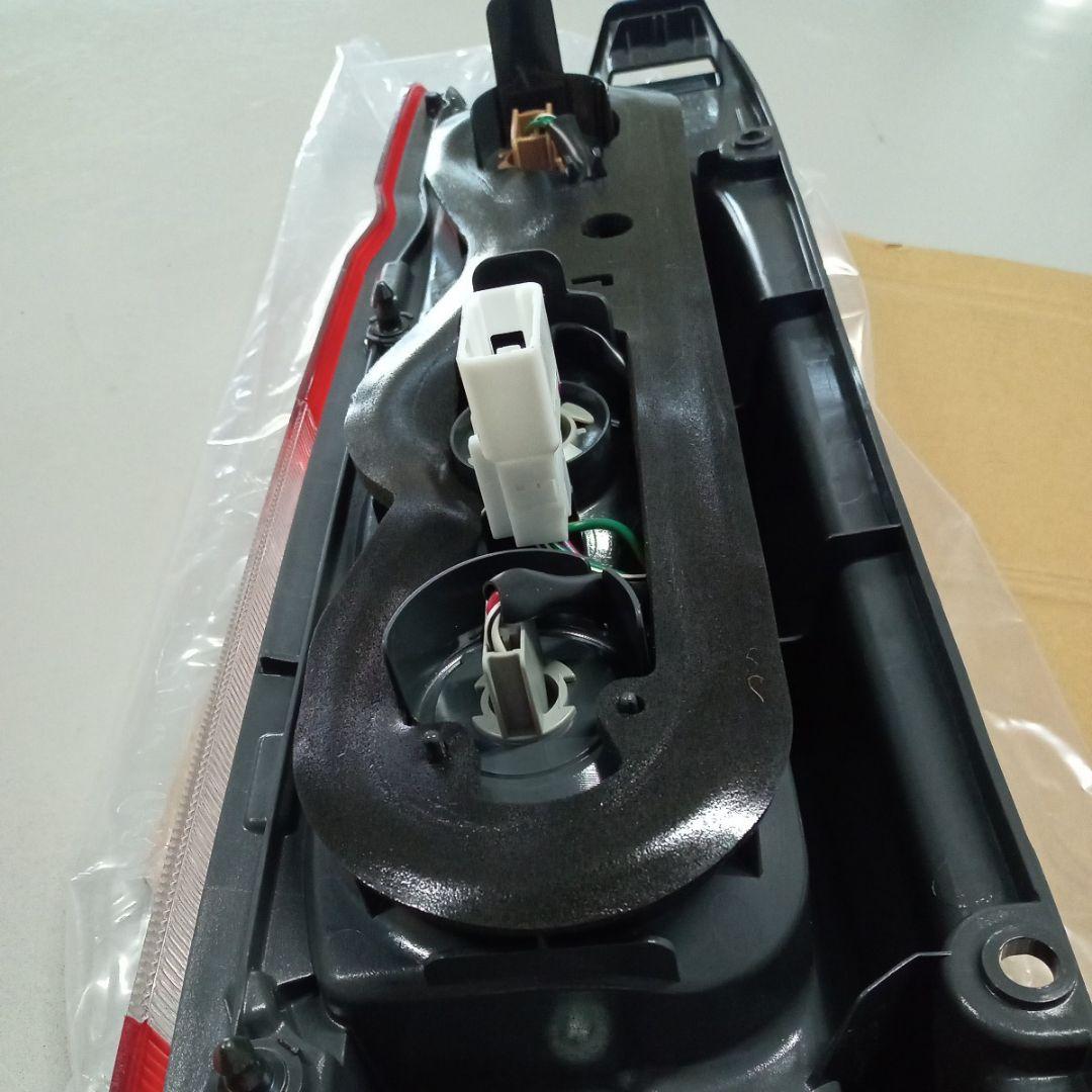 【新車外し】【送料無料】トヨタ 200系ハイエース純正後期テールランプ 右側 ⑤