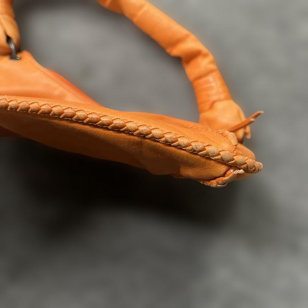 R*️様 ボッテガヴェネタ オレンジ色のレザーバッグ