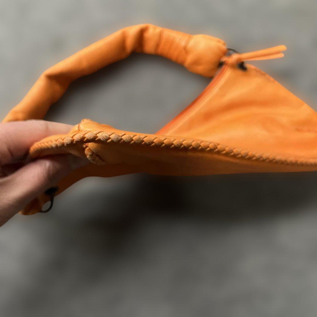 R*️様 ボッテガヴェネタ オレンジ色のレザーバッグ