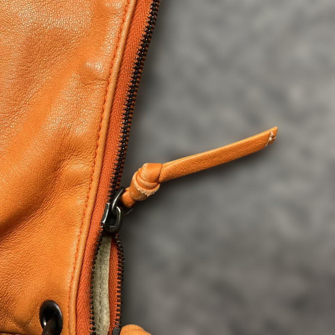 R*️様 ボッテガヴェネタ オレンジ色のレザーバッグ