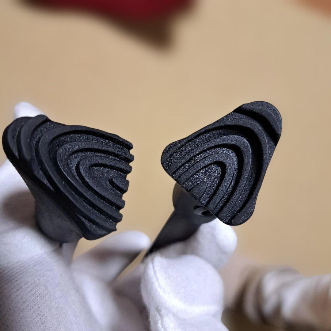 TaylorMadeスタンド式キャディバッグ 黒/赤。フード付き。極美品！