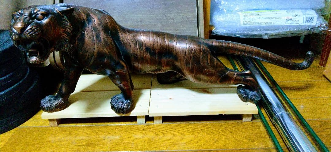 蓮ちゃんの巨大.虎の置物.約65cm位吠える姿勢.金属製