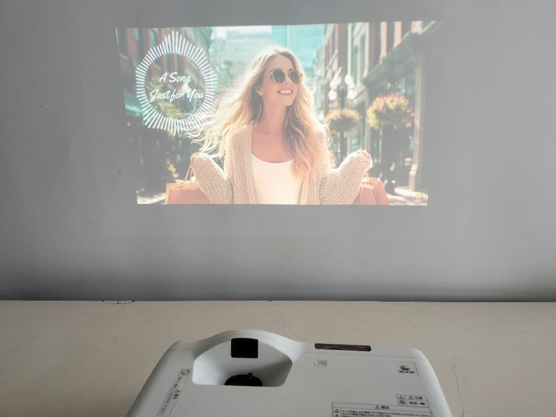 EPSON EB-535W プロジェクター　超短焦点　83cmで80インチ投写