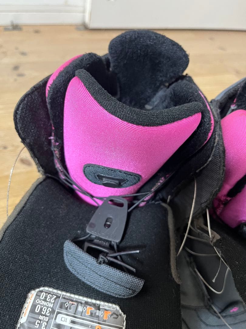 RIDE 女性用スノーボードブーツ グレー/ピンク