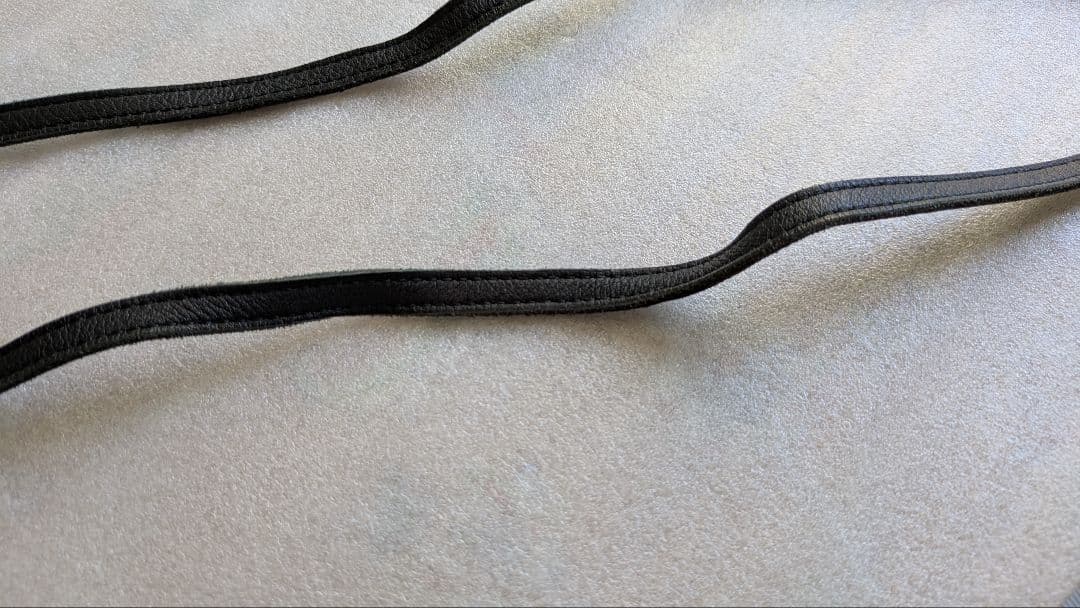 ゴルチエ　レザーサコッシュ　黒バッグ