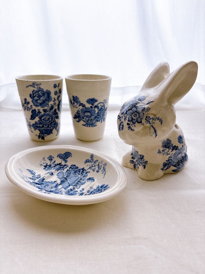 イギリスヴィンテージ　CrownDevon バスケットに花　うさぎ歯ブラシたて