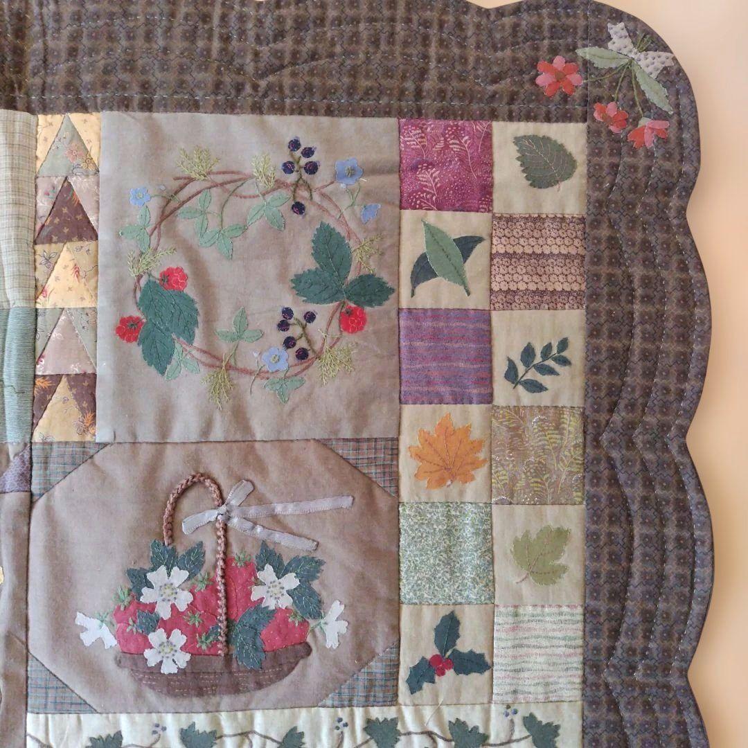 福ちゃん【花のタペストリー】　ハンドメイドアップリケ、刺繍 、パッチワーク