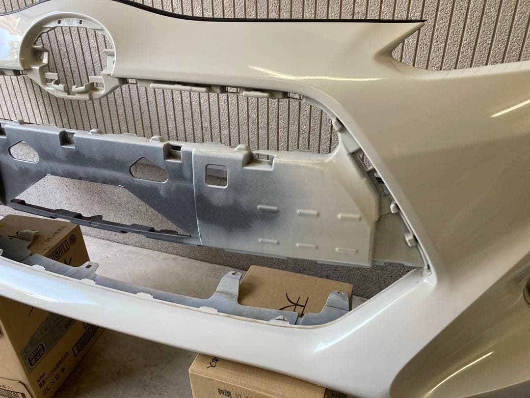 トヨタ アクア NHP10フロントバンパー　純正