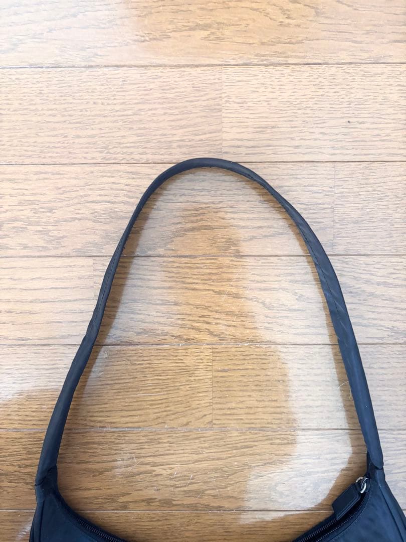 【美品】プラダ ワンショルダーバッグ ハーフムーン　ブラック
