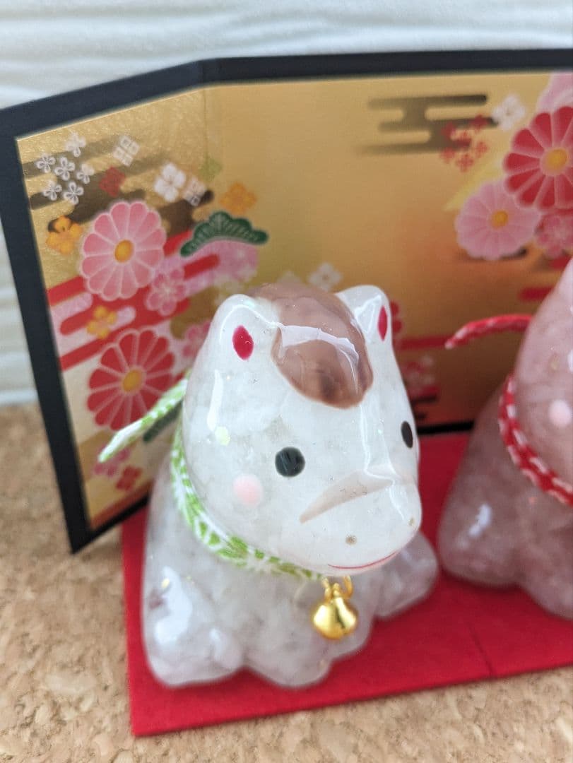 金屏風付き！紅白の干支おうまちゃん形オルゴナイトセット☆