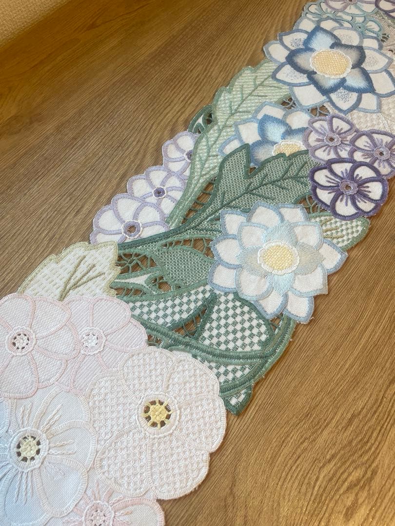 お値引き　戸塚刺繍作品　花柄テーブルセンター　ハンドメイド　130✖️20