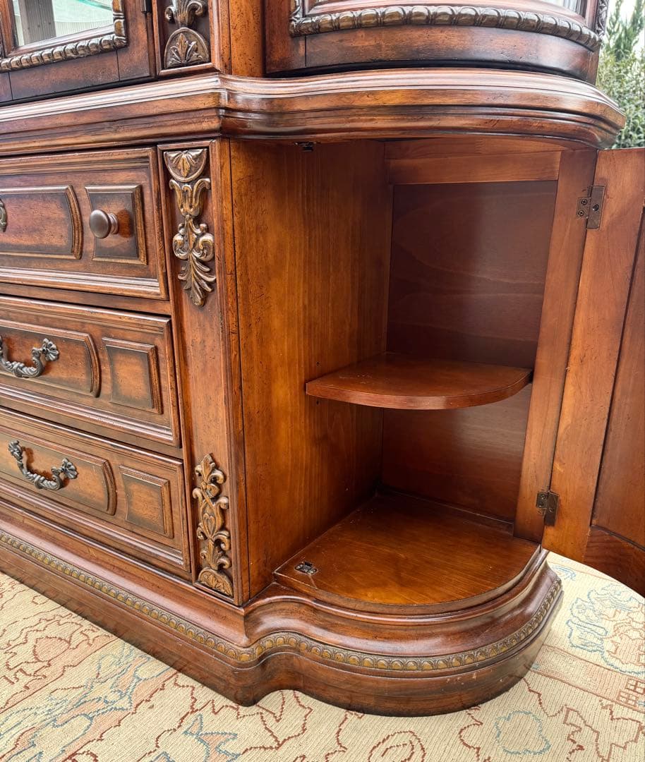 アメリカ製 豪華彫刻 ガラスキャビネット 飾り棚 ミラーバック