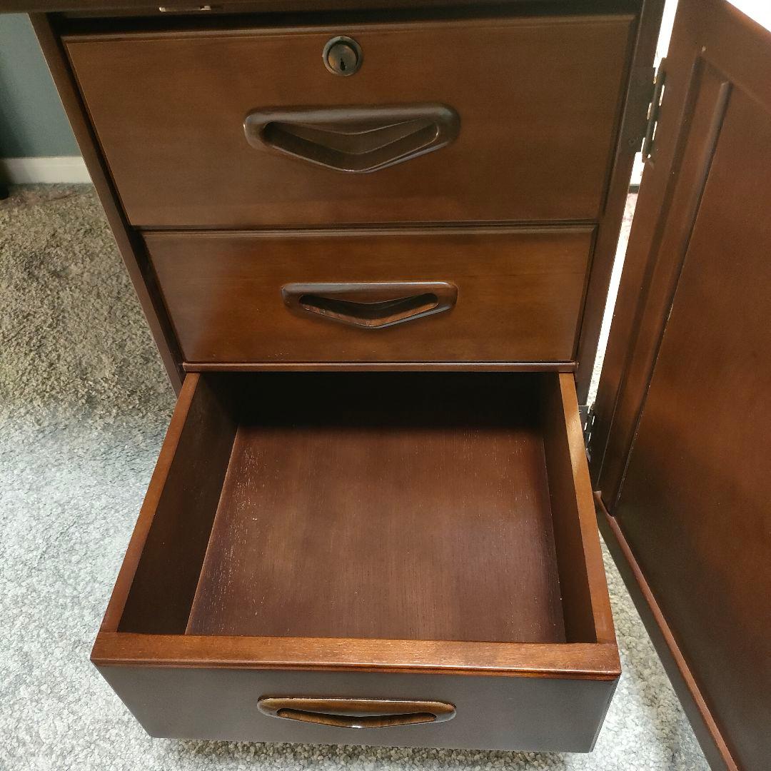 【徳田家具製作所】デスク／官庁・議事堂納入実績メーカー｜ガラス天板・高級家具