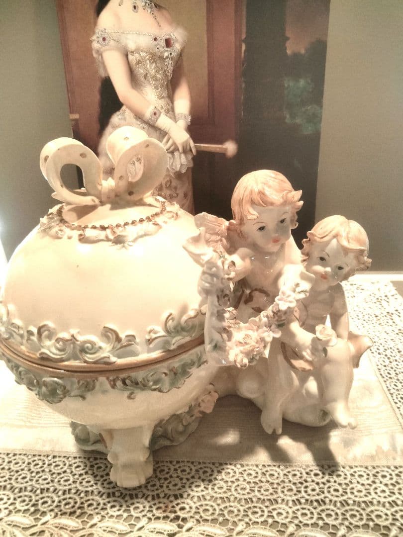 天使のオブジェと華麗なるオーストラリア大宮殿展