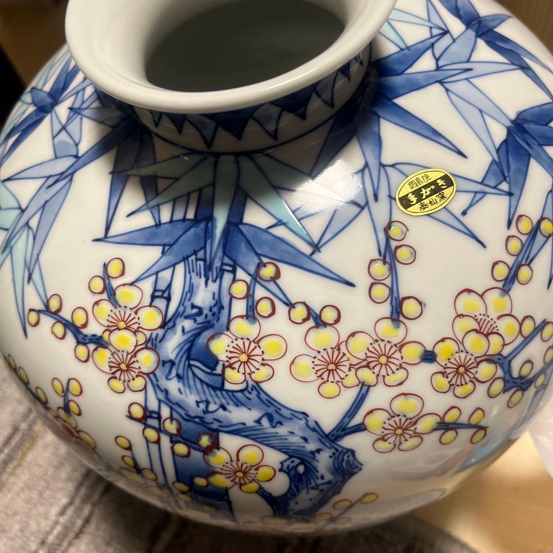 有田焼　泰仙作の染錦梅牡丹柄の花瓶