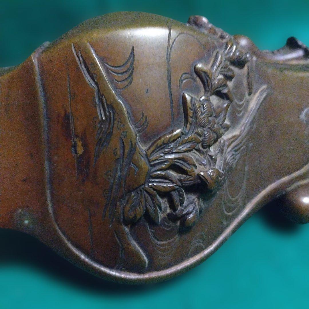 青銅製の花瓶 鳥と波の彫刻　菱形