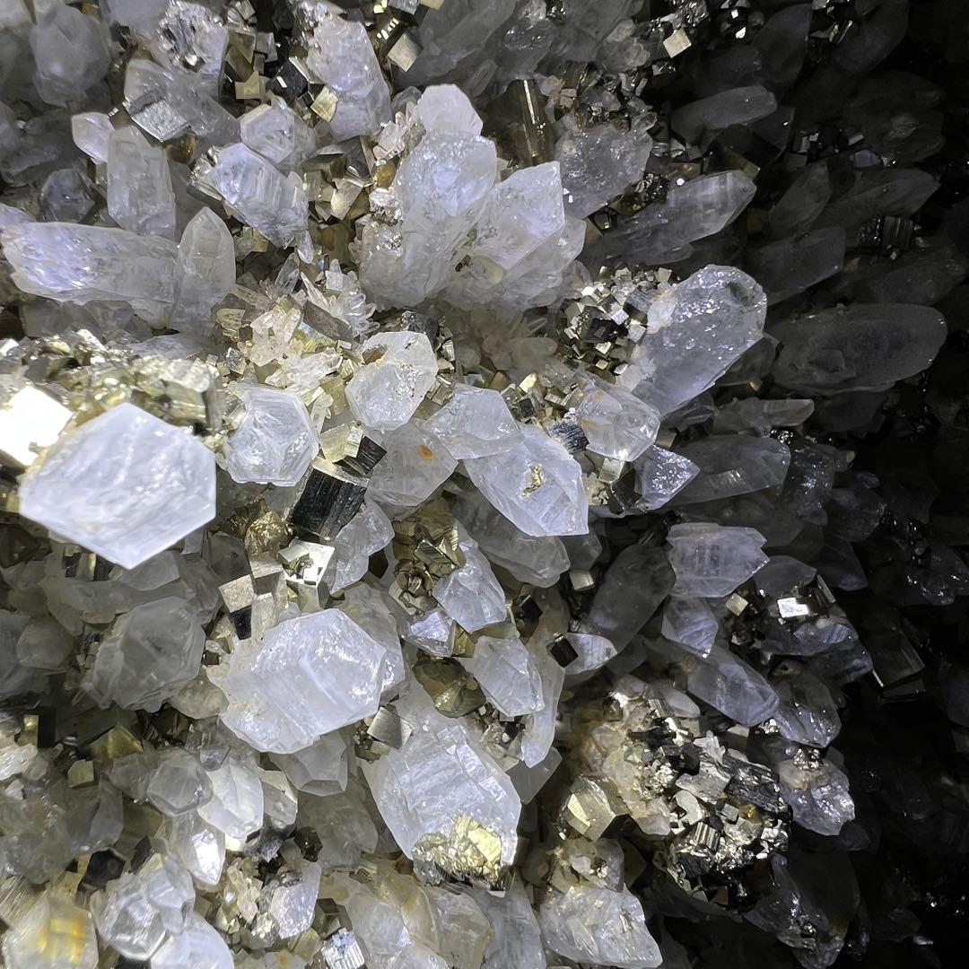 ✨ゴールドの煌めき✨金運招来✨パイライトイン 水晶クラスター 原石 天然石 置物