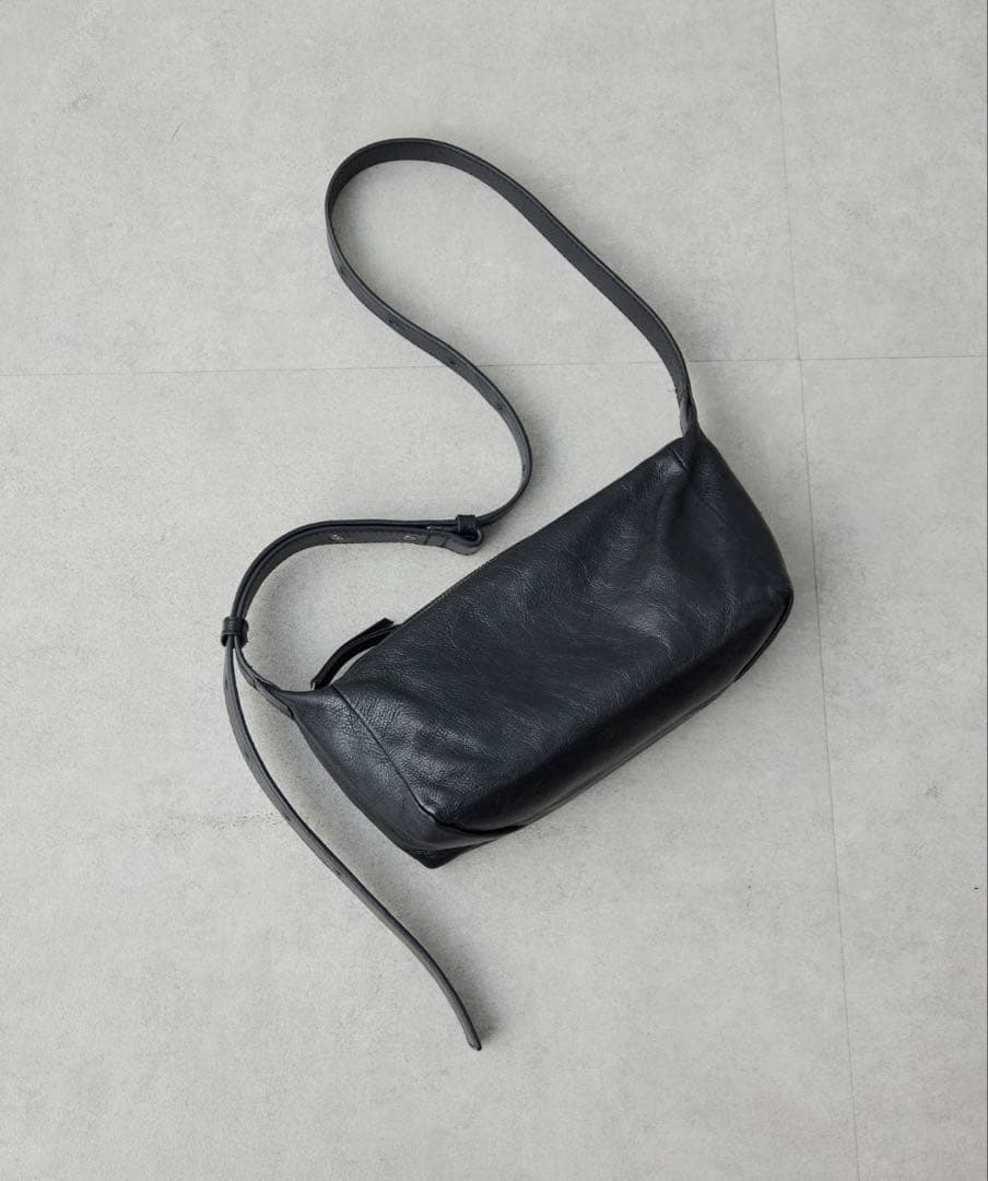 美品★イアパピオネ《本革/220g》ボックスショルダーバッグ