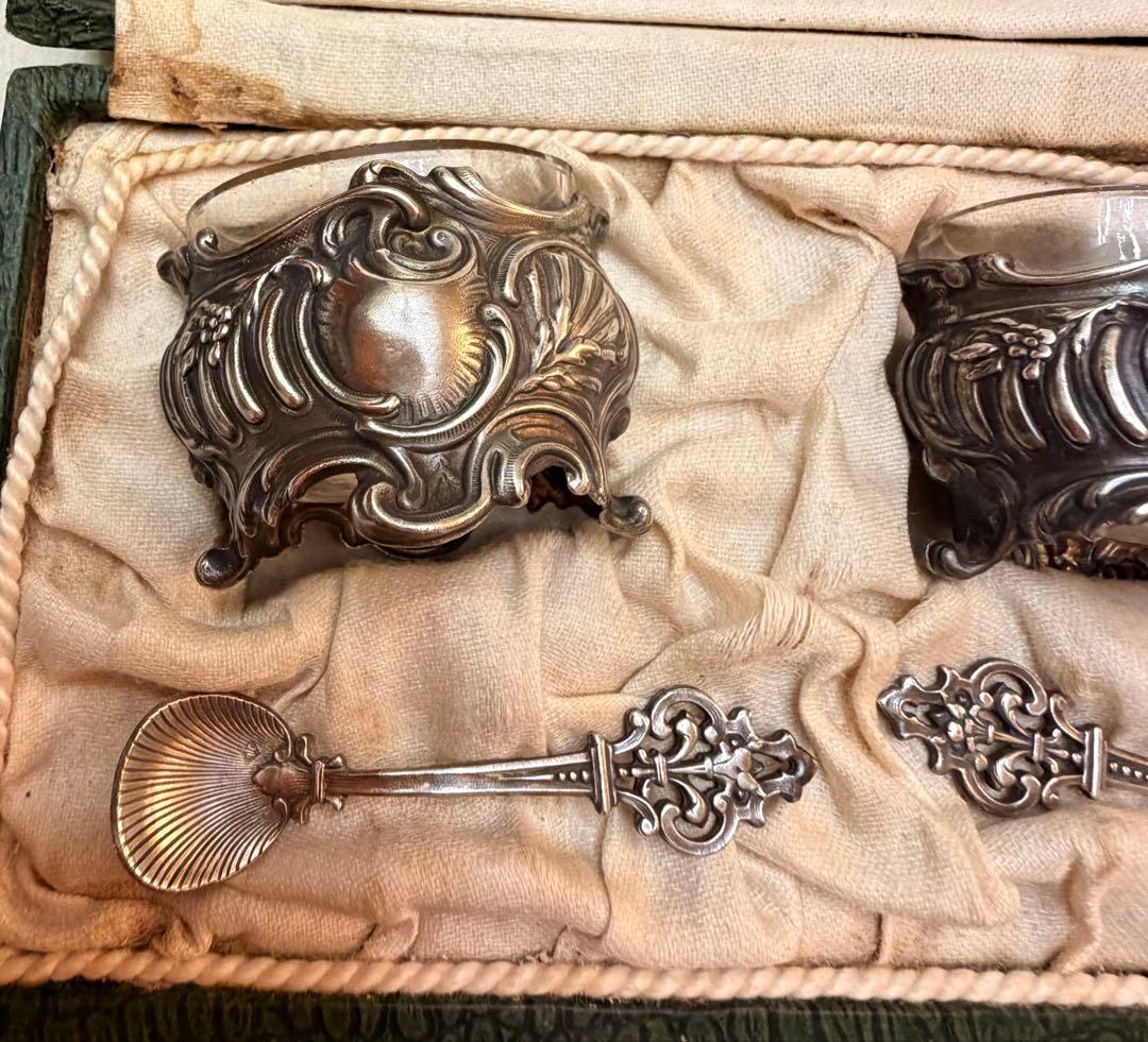 装飾的なシルバー製のソルトセラーとスプーンセット