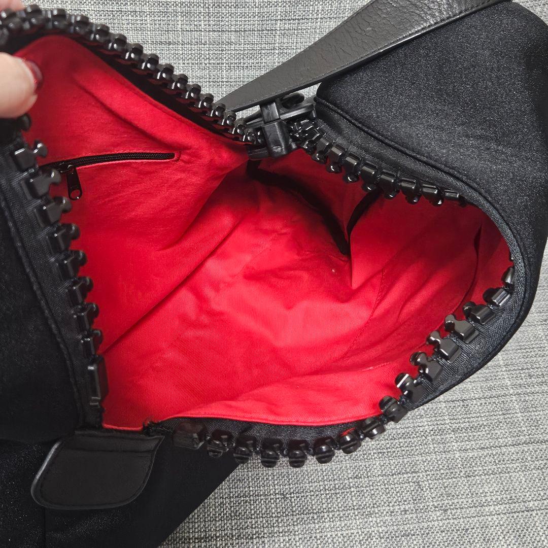 【サンタ】カワカワ ビッグファスナー ショルダーバッグ ナイロン