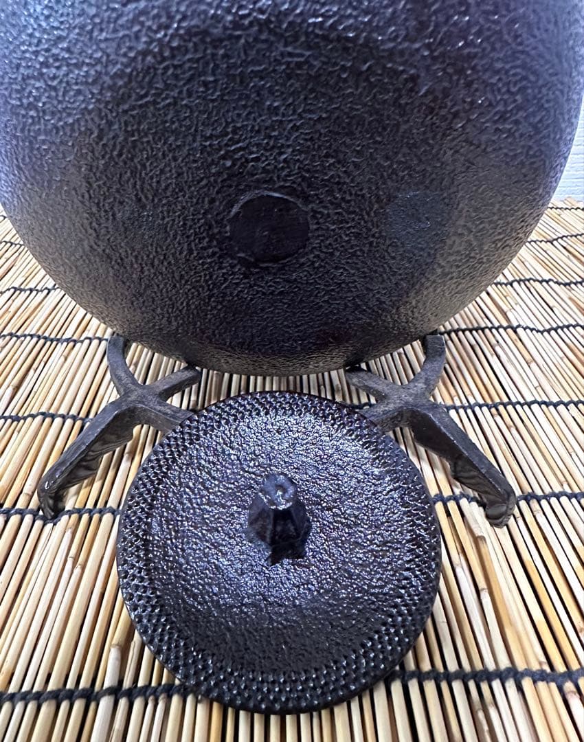 未使用品、供箱付　南部喜州 (及川 喜徳)造　鍛治打袋鉉　１８型　南部鉄瓶