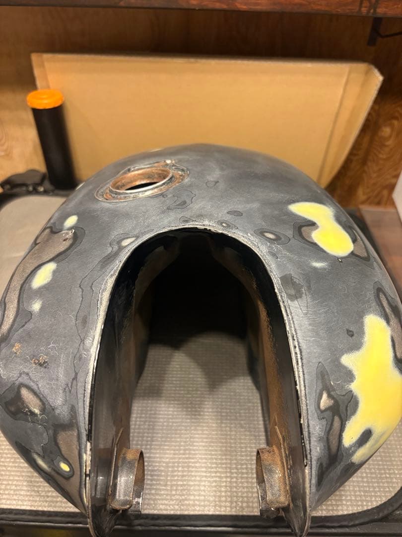 バイク用タンク 修理中 未塗装