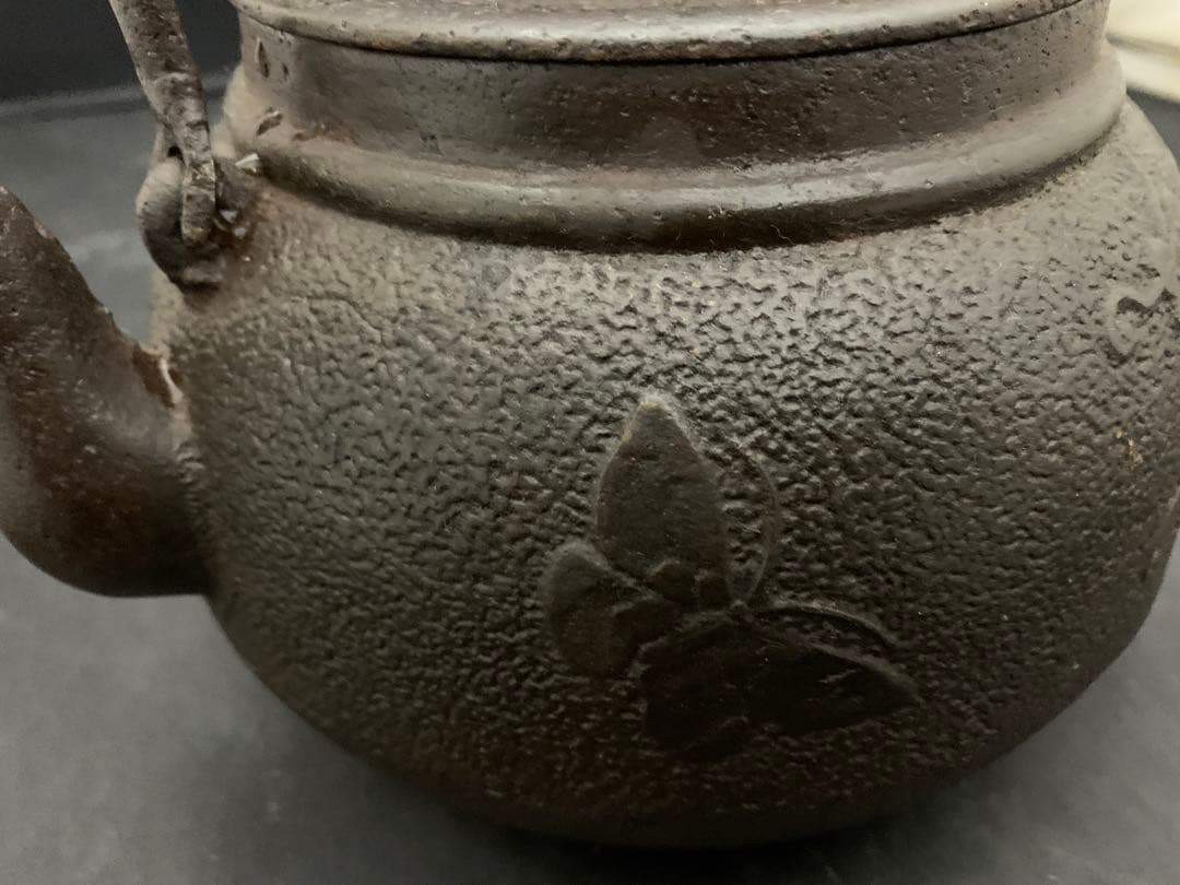 南部鉄瓶　葡萄蝶図　鉄瓶　茶道具　約2.3リットル