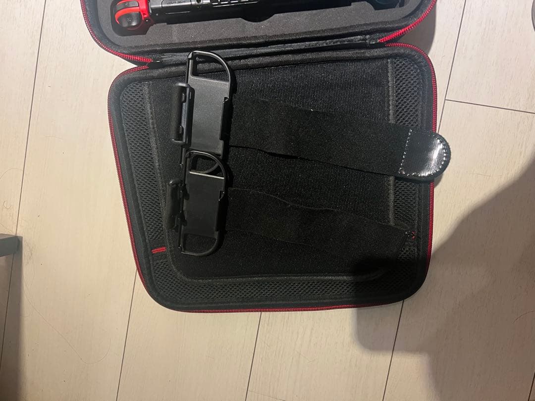 Switch とJoy-Conと収納ケースとゲーム三つ セットで出品