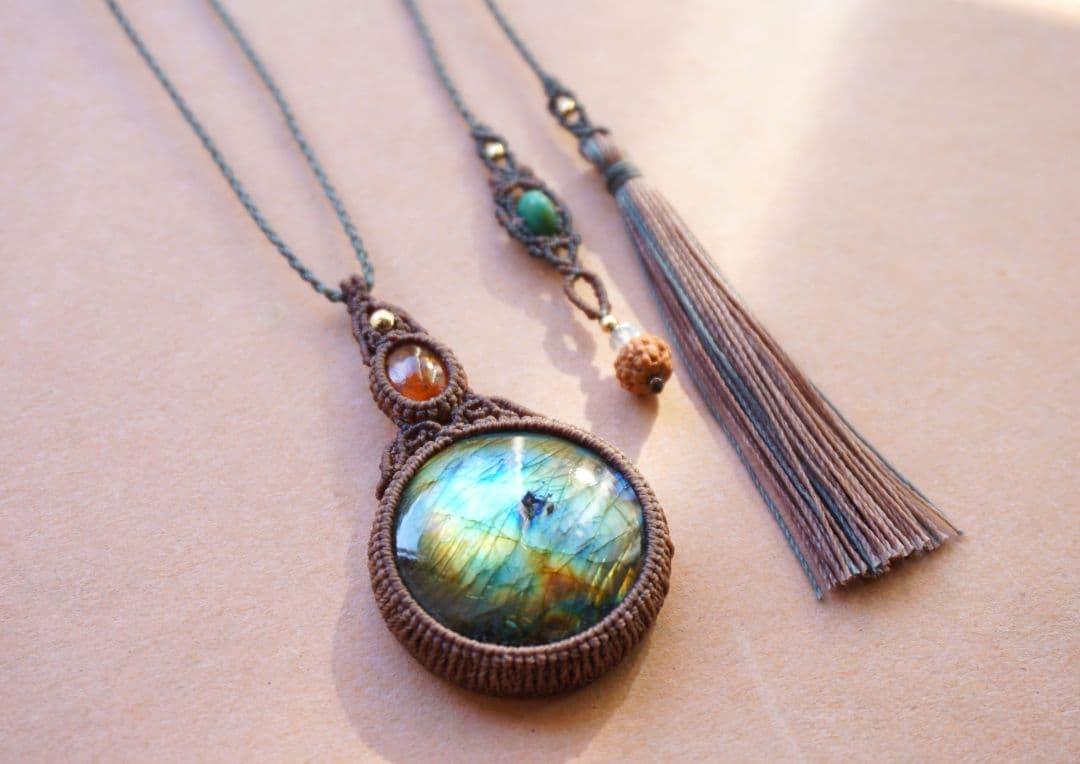 マルチカラーラブラドライト　オレンジカイヤナイト　マクラメ　ネックレス