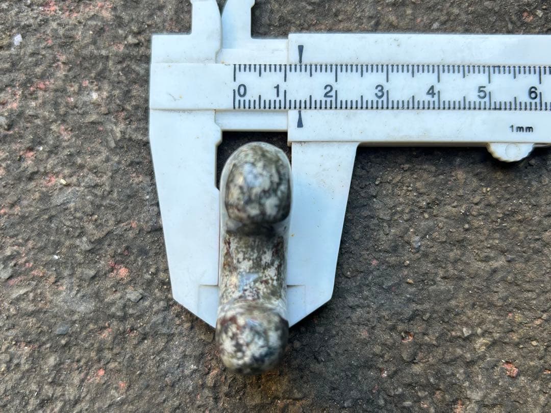 錦石　花紋石勾玉