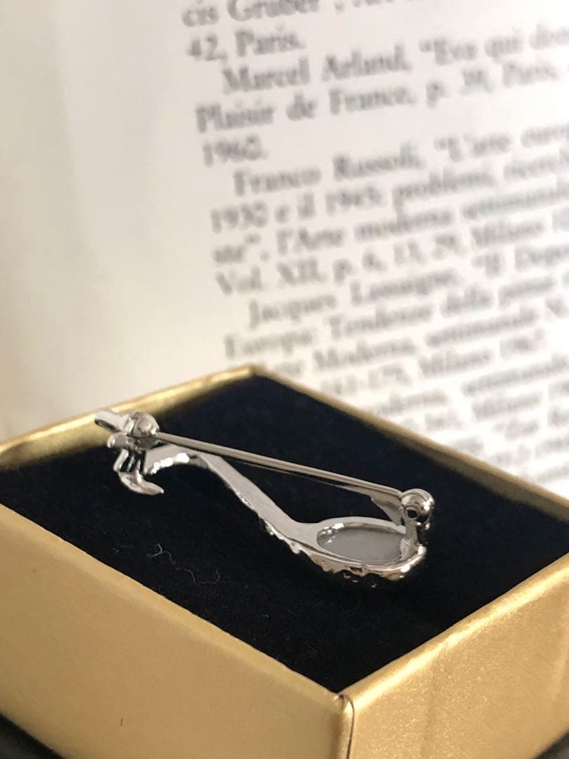 オパール　音符ブローチ