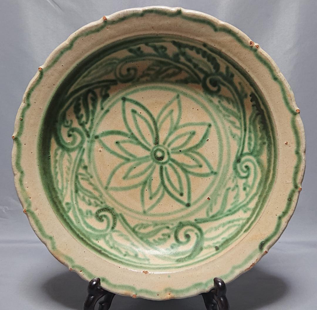 コレクター収集　ミャンマー　白濁緑釉　絵草花文　輪花大皿　15～16世紀