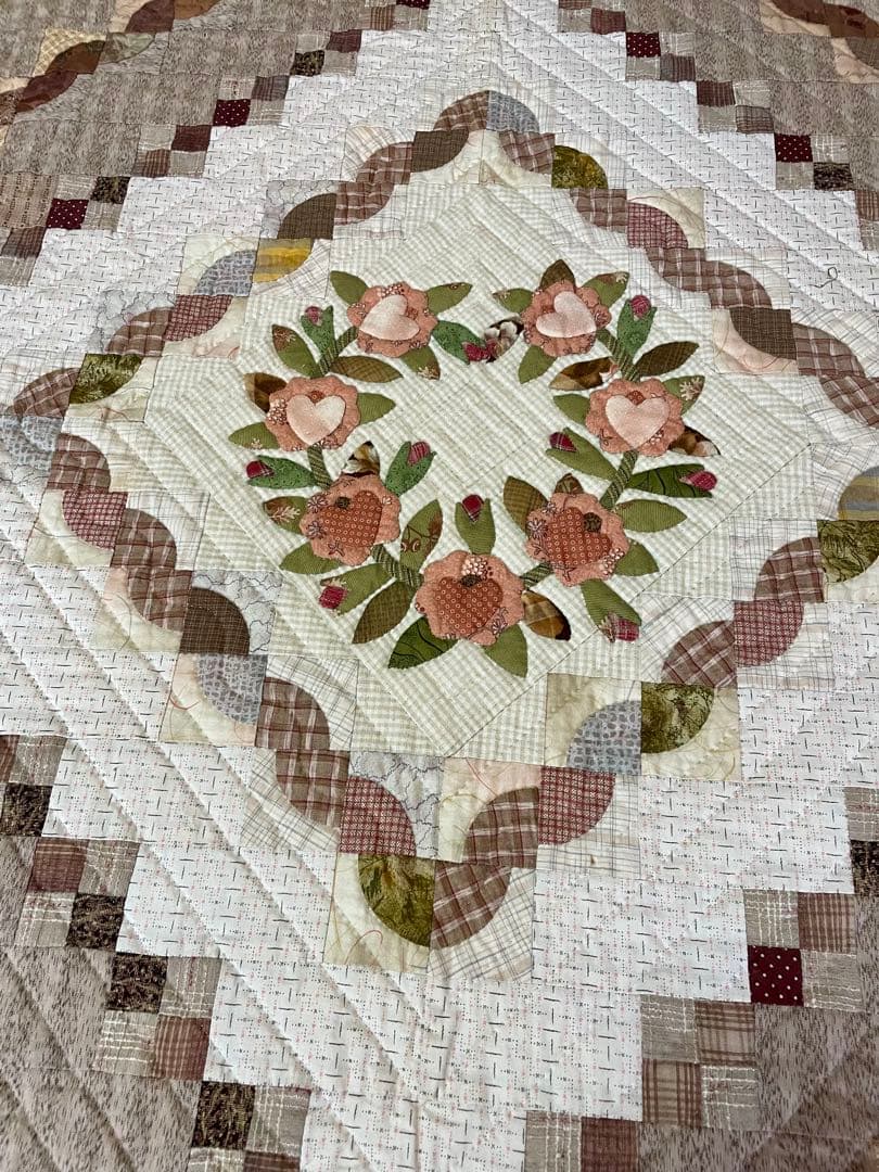 パッチワークキルト　タペストリー　ベッドカバーサイズ