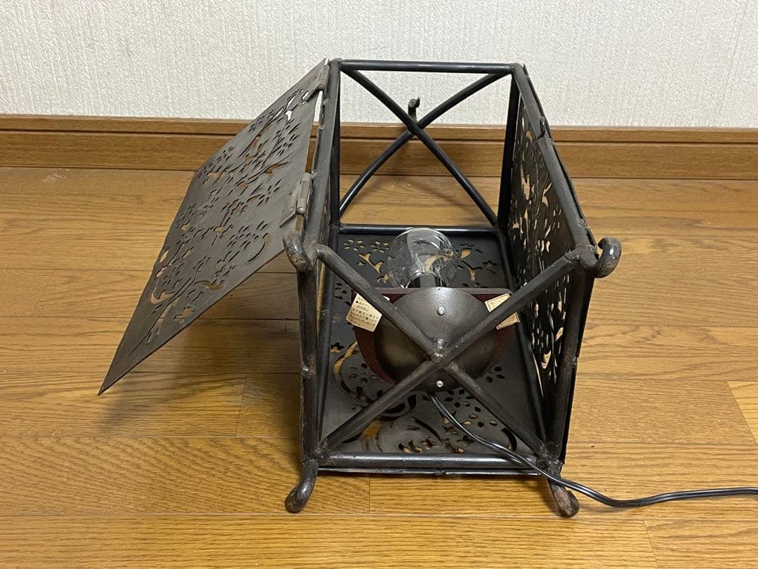 花鳥彫 鉄製の透かし彫り灯が美しい間接照明、置いても吊り下げてもOK