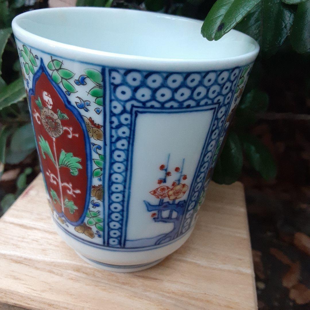 酒井田柿右衛門と書いて有ります。御湯のみ。何代目か分かりません。