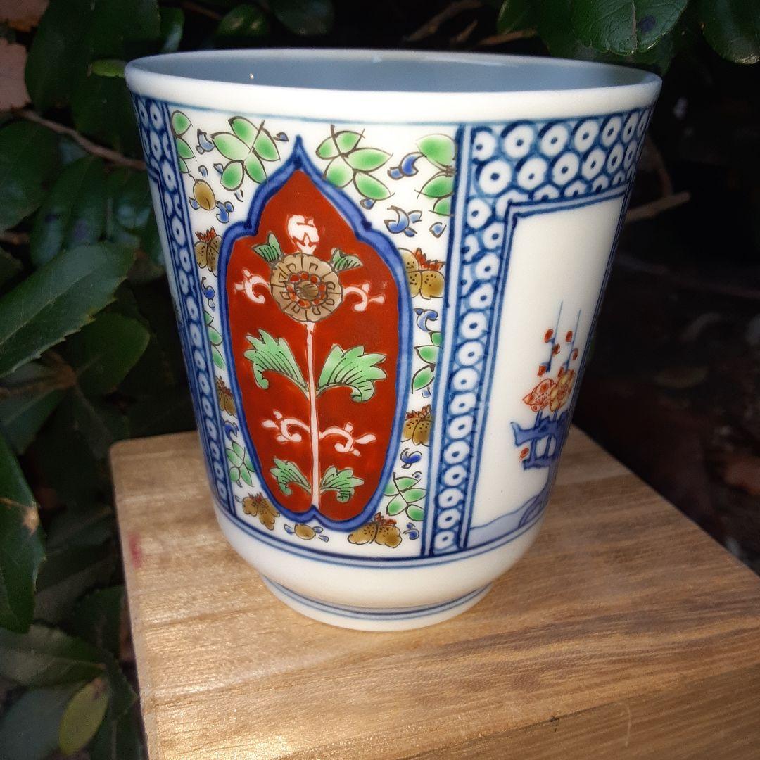 酒井田柿右衛門と書いて有ります。御湯のみ。何代目か分かりません。